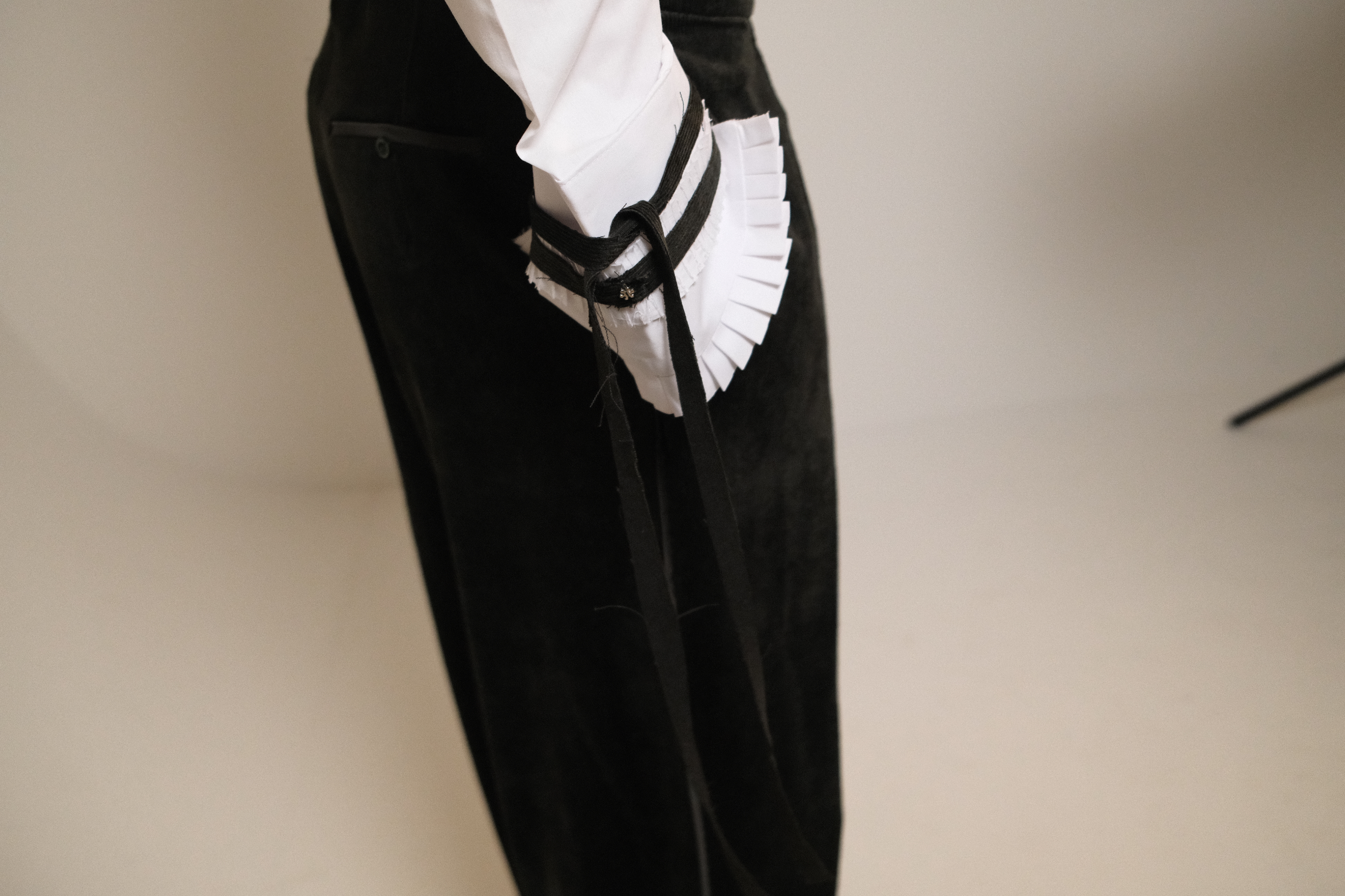 Open-Back Cropped Shirt view 3